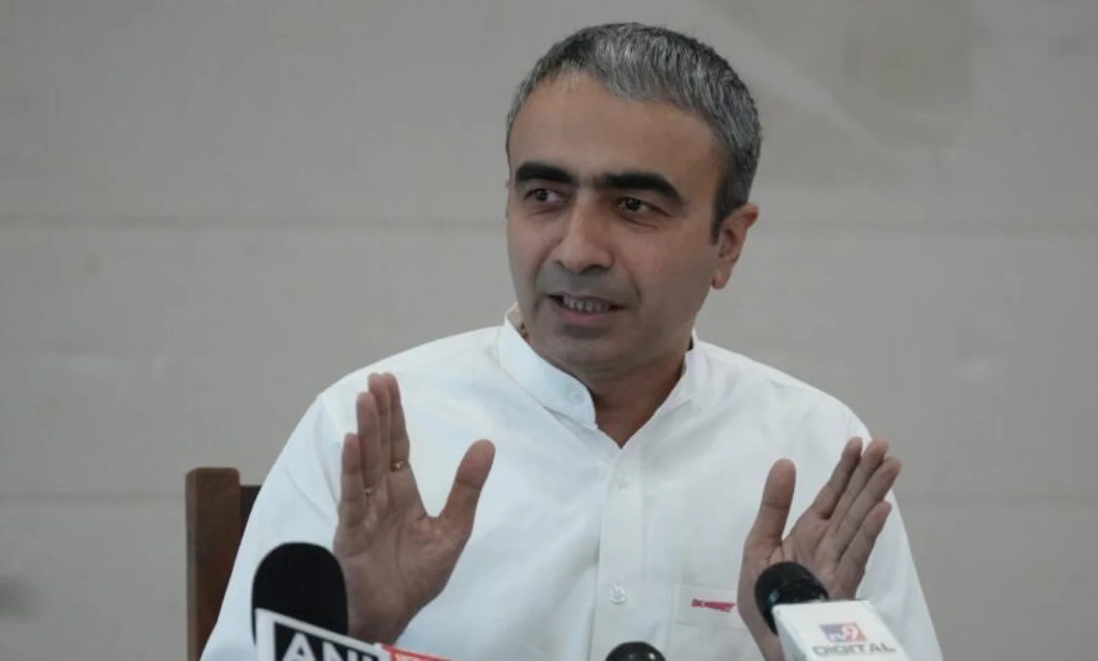 ो लक्ष्मी योजना पर अनुराग ढांडा का बड़ा हमला; बताया महिलाओं के साथ छल