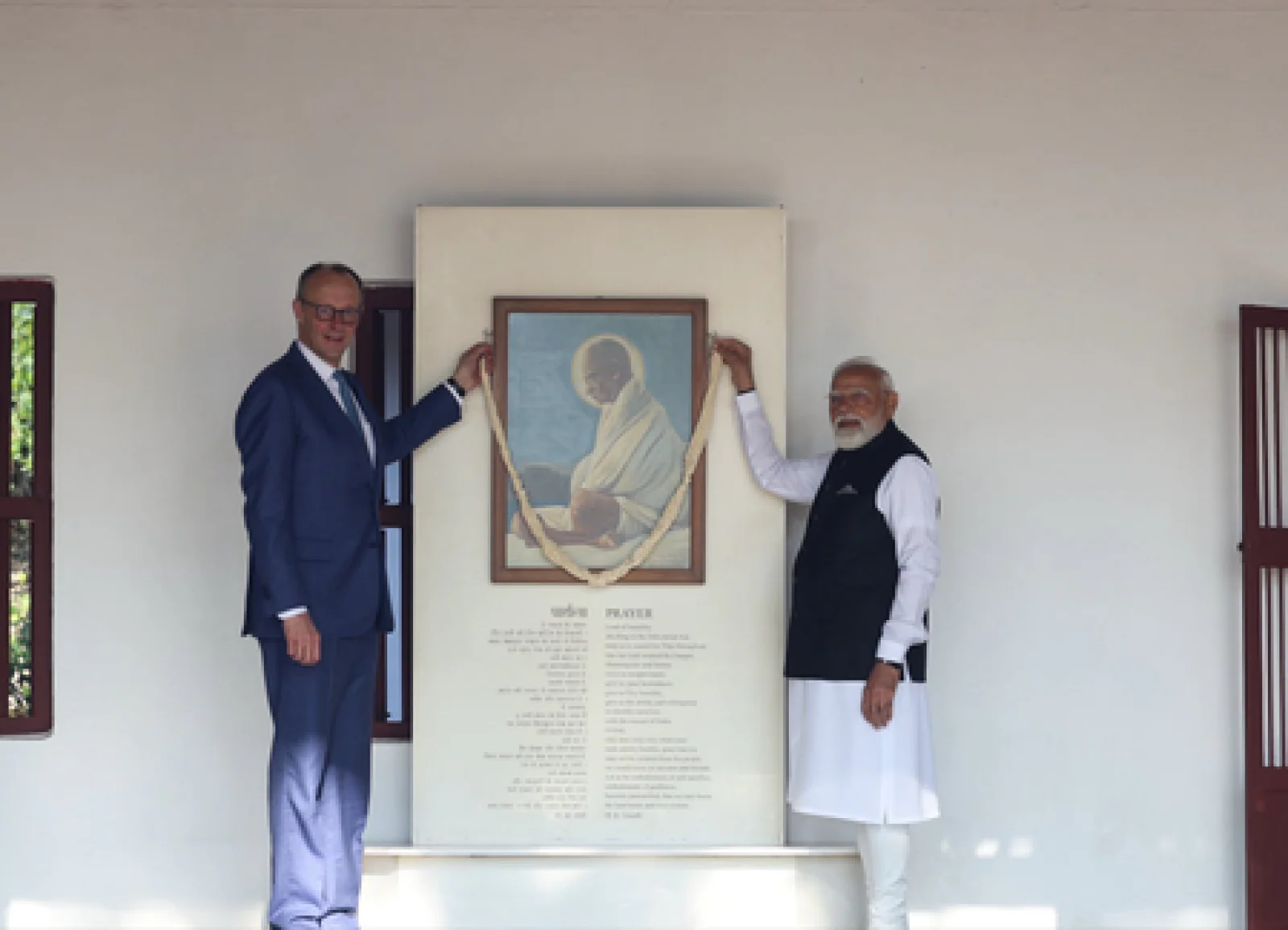  बापू के चरखे और आदर्शों ने किया प्रभावित; विजिटर्स बुक में लिखी ये बड़ी बात