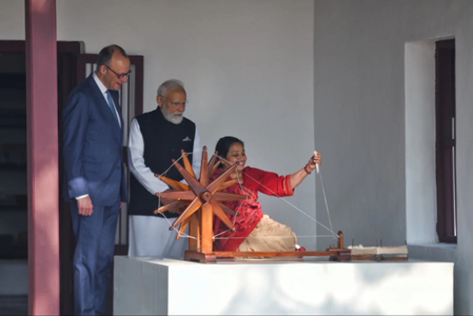 साबरमती आश्रम पहुंचे जर्मन चांसलर मर्ज़, बापू के चरखे और आदर्शों ने किया प्रभावित; विजिटर्स बुक में लिखी ये बड़ी बात - 1