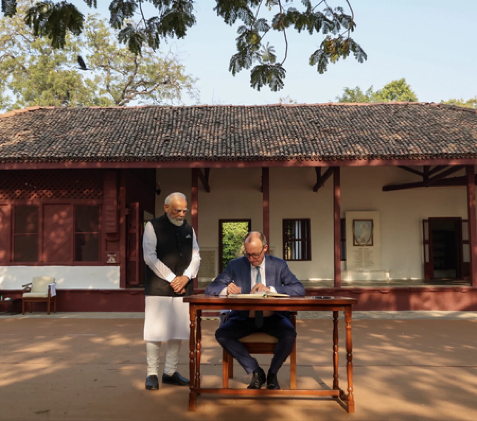 साबरमती आश्रम पहुंचे जर्मन चांसलर मर्ज़, बापू के चरखे और आदर्शों ने किया प्रभावित; विजिटर्स बुक में लिखी ये बड़ी बात - 2