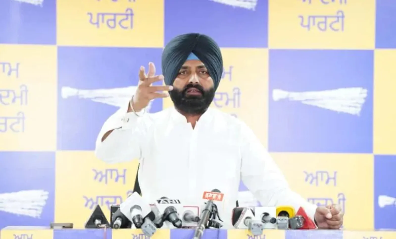 खबीर बादल पर ‘गुंडागर्दी’ और गैंगस्टर राजनीति का आरोप