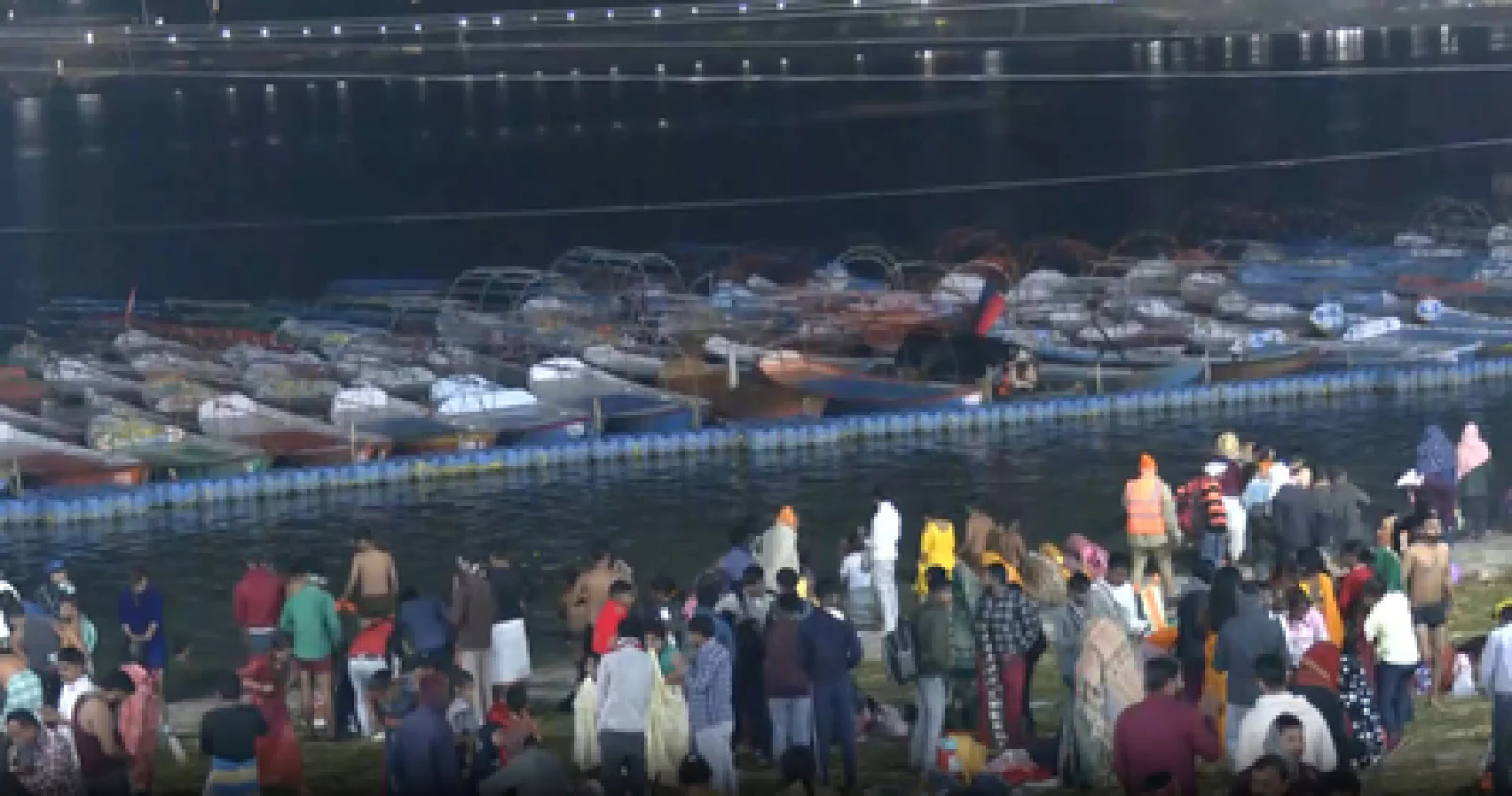 सरयू और गंगा घाटों पर उमड़ा श्रद्धा का सैलाब; 'हर-हर गंगे' के जयघोष से गूंजी देवभूमि