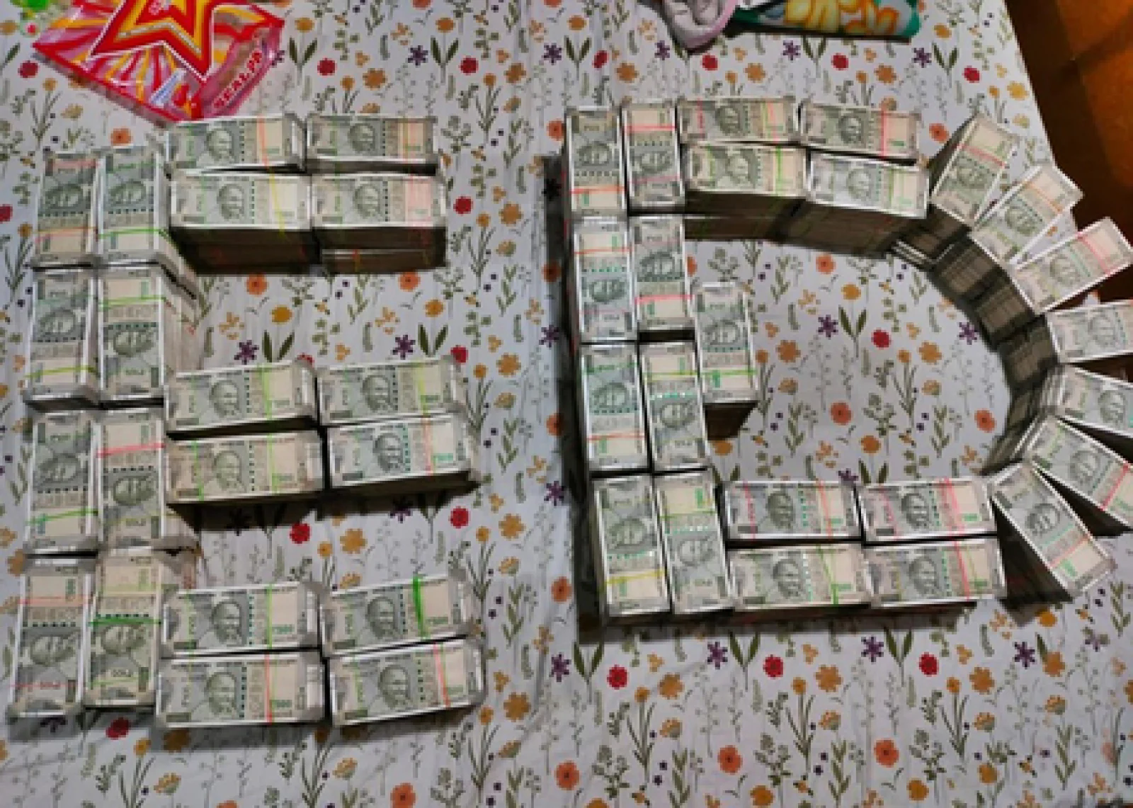 माफिया पर ED का बड़ा प्रहार; अलमारियों से निकली करोड़ों की नकदी और बेनामी लग्जरी गाड़ियाँ