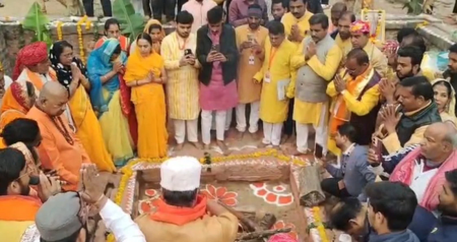 सुरक्षा के बीच शुरू हुई सरस्वती पूजा; दोपहर में होगी नमाज, 8000 जवानों की तैनाती के बीच SC का आदेश लागू