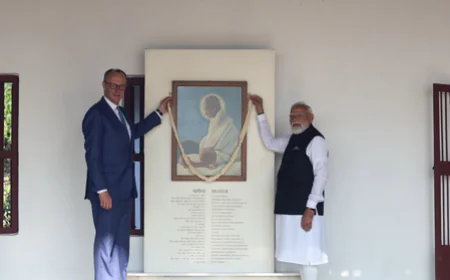 साबरमती आश्रम पहुंचे जर्मन चांसलर मर्ज़, बापू के चरखे और आदर्शों ने किया प्रभावित; विजिटर्स बुक में लिखी ये बड़ी बात