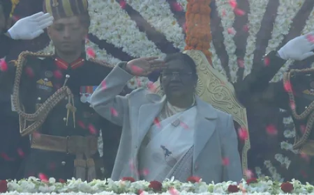 77वां गणतंत्र दिवस: राष्ट्रपति द्रौपदी मुर्मु ने कर्तव्य पथ पर फहराया तिरंगा, सैन्य शक्ति और सांस्कृतिक विविधता का भव्य प्रदर्शन