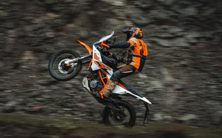 KTM 390 Adventure R रैली स्टाइल ग्राफिक्स और स्मार्ट फीचर्स के साथ हुई लॉन्च