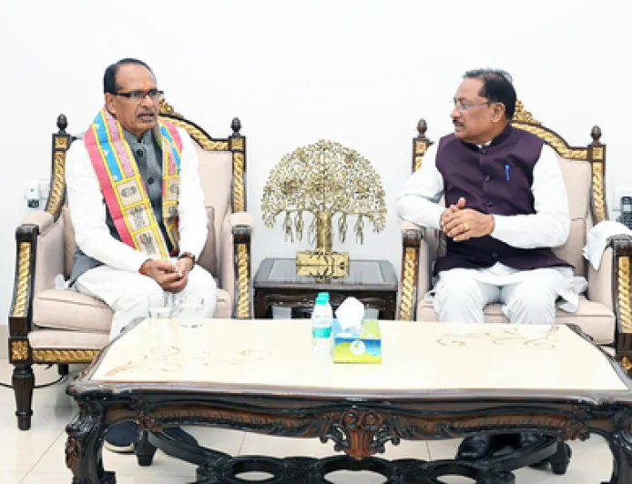 रायपुर में शिवराज सिंह चौहान और सीएम विष्णुदेव साय की बड़ी बैठक: बस्तर के नक्सल प्रभावित गांवों में अब हर हाथ में होगा 'पक्के मकान' की चाबी!