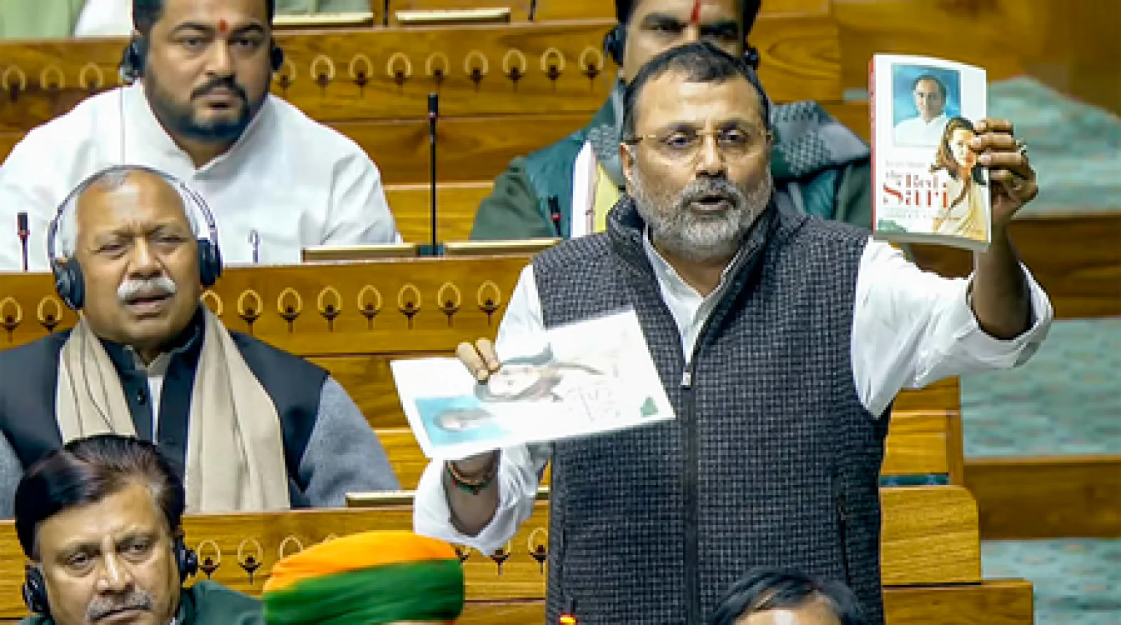 दुबे ने कांग्रेस पर किया पलटवार, 40 किताबों की लिस्ट की साझा