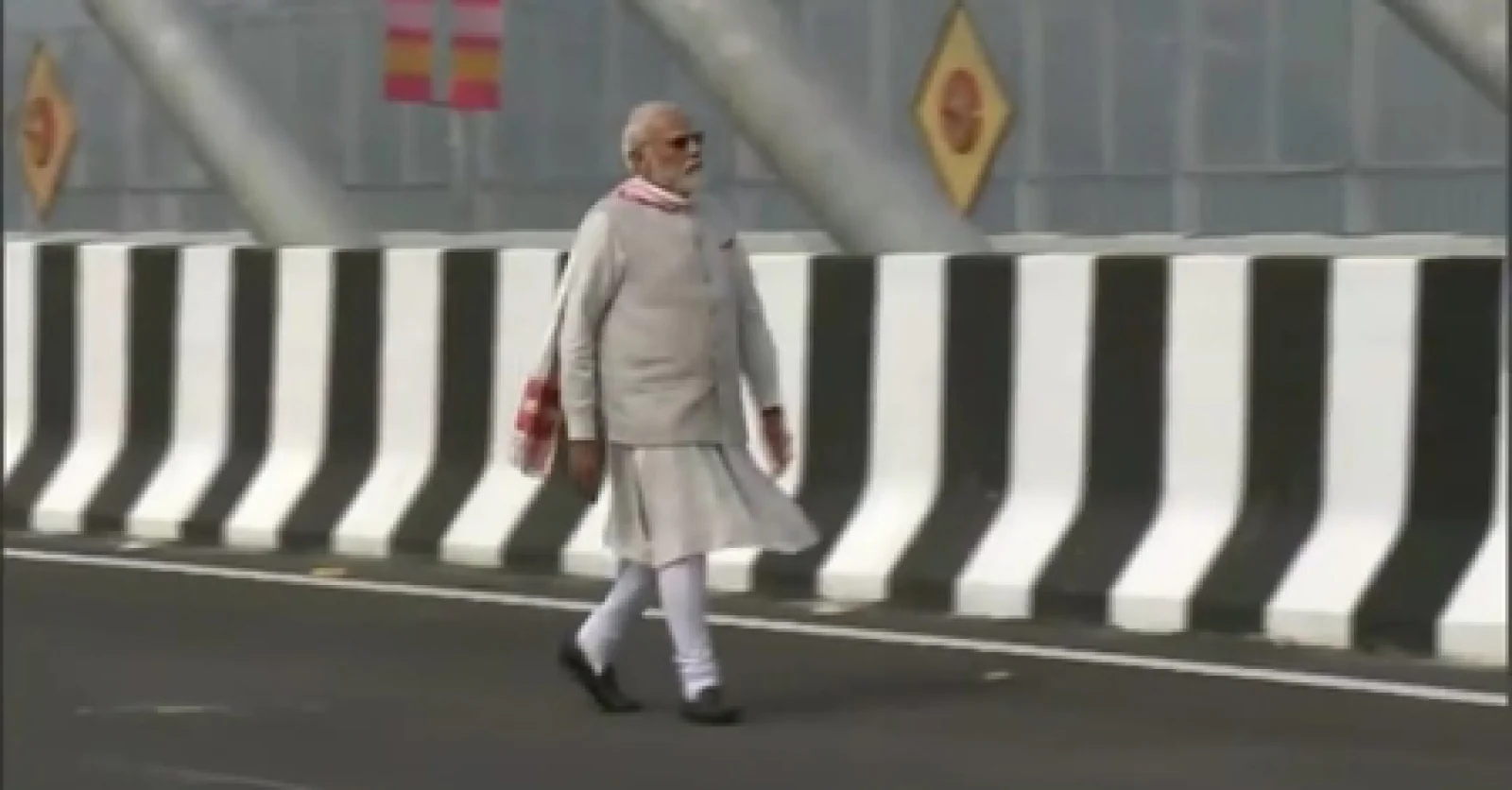 M मोदी ने किया पूर्वोत्तर के पहले 'एक्स्ट्राडोज्ड' पुल और 'आपातकालीन रनवे' का उद्घाटन