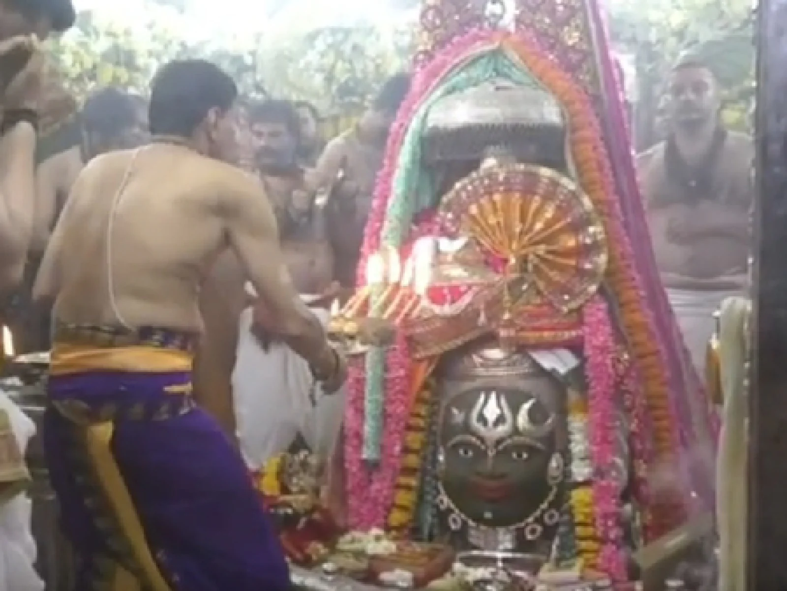 महाकाल का 'चंद्र-सूर्य' श्रृंगार? पुजारी से जानें रहस्य