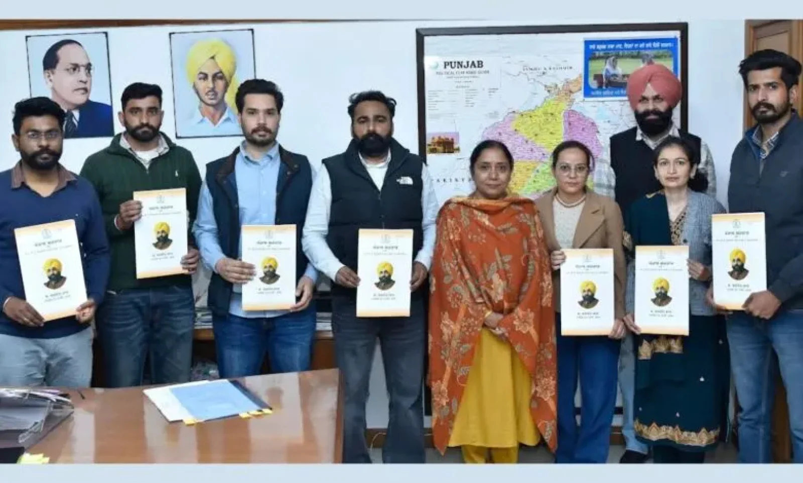 र ने 8 नए क्लर्कों को सौंपे नियुक्ति पत्र