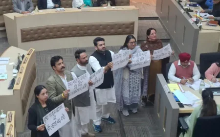 मेयर सौरभ जोशी की पहली बैठक में हाई वोल्टेज ड्रामा: 'आप-कांग्रेस' पार्षदों के बीच जमकर नारेबाजी