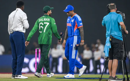 IND vs PAK LIVE: टॉस के समय सूर्या ने सलमान आगा को किया 'इग्नोर'! नहीं मिलाया हाथ, कूटनीतिक संदेश साफ