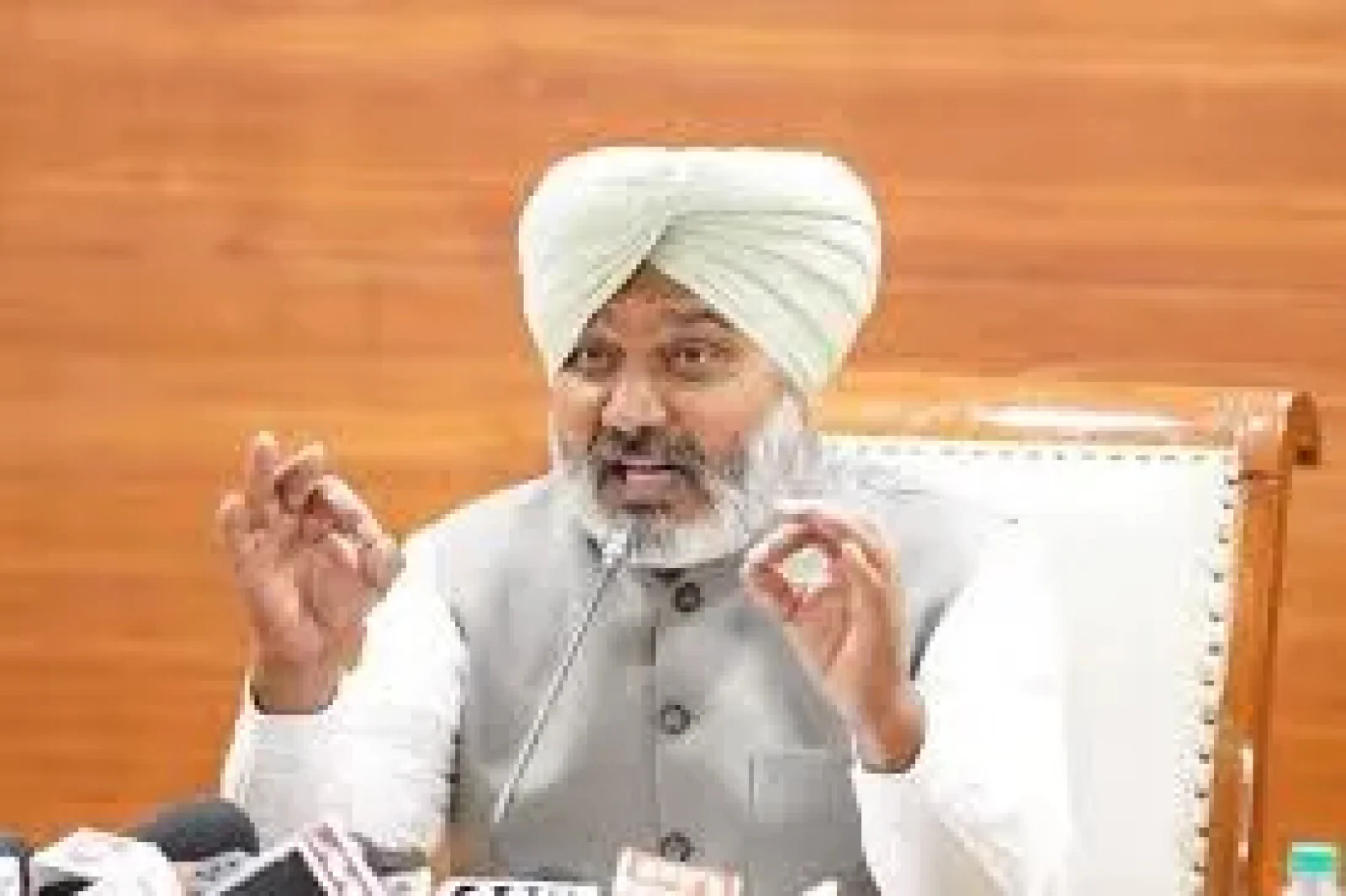 त्री हरपाल चीमा: महिलाओं के अपमान पर कांग्रेस से निष्कासन की मांग; विधानसभा में भारी हंगामा