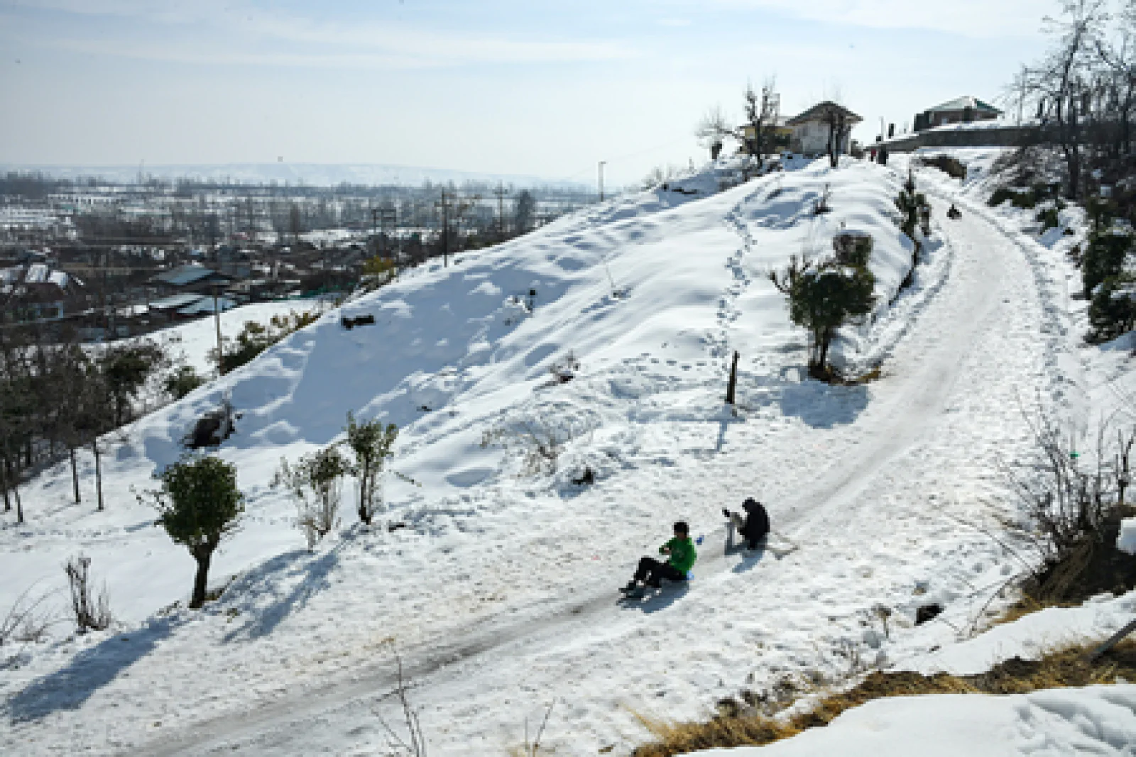  पुलिस: भारी बर्फबारी के बीच फंसे 200 से अधिक पर्यटकों का रेस्क्यू