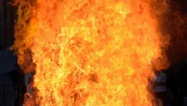 दिल्ली के दयालपुर में दर्दनाक हादसा: बहुमंजिला इमारत में लगी भीषण आग; जान बचाने के लिए 2 साल के बच्चे समेत 4 ने ऊपर से लगाई छलांग