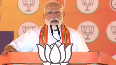 मुंडू पहनकर मंच पर पहुंचे PM मोदी, पलक्कड़ में साधा विपक्ष पर निशाना