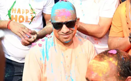 सीएम योगी ने गोरखनाथ मंदिर में मनाई होली; बोले- सुरक्षा और शांति में ही संभव है उमंग