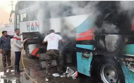 नेशनल हाईवे 56 पर बड़ा हादसा टला: धू-धू कर जली प्राइवेट बस, ड्राइवर की मुस्तैदी ने बचाई जान