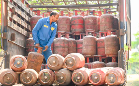 पश्चिम एशिया संकट: घरेलू LPG आपूर्ति सुनिश्चित करने के लिए केंद्र सरकार हाई अलर्ट पर; राज्यों को अफवाहों के खिलाफ सख्त कार्रवाई के निर्देश