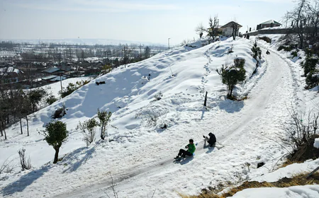 सिंथन टॉप पर 'देवदूत' बनी भारतीय सेना और पुलिस: भारी बर्फबारी के बीच फंसे 200 से अधिक पर्यटकों का रेस्क्यू