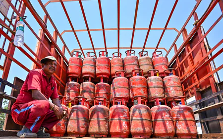 होर्मुज संकट: 3 लाख टन LPG अभी भी फंसी, भारत के लिए 'नंदा देवी' और 'शिवालिक' लाए राहत की खबर
