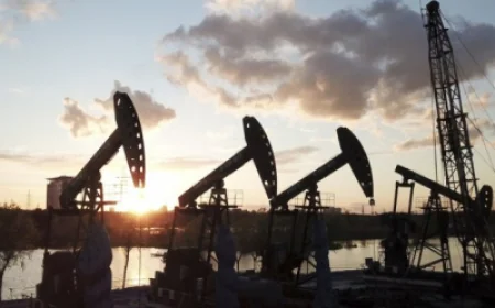 Global Oil Crisis: $100 के पार पहुँचा कच्चा तेल; ईरान ने अमेरिका से बातचीत को नकारा, भारत को 'होर्मुज जलमार्ग' पर मिली बड़ी राहत