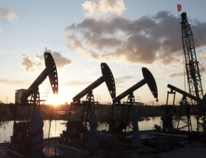 Global Oil Crisis: $100 के पार पहुँचा कच्चा तेल; ईरान ने अमेरिका से बातचीत को नकारा, भारत को 'होर्मुज जलमार्ग' पर मिली बड़ी राहत