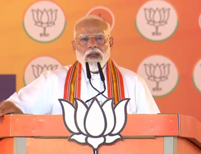 मुंडू पहनकर मंच पर पहुंचे PM मोदी, पलक्कड़ में साधा विपक्ष पर निशाना