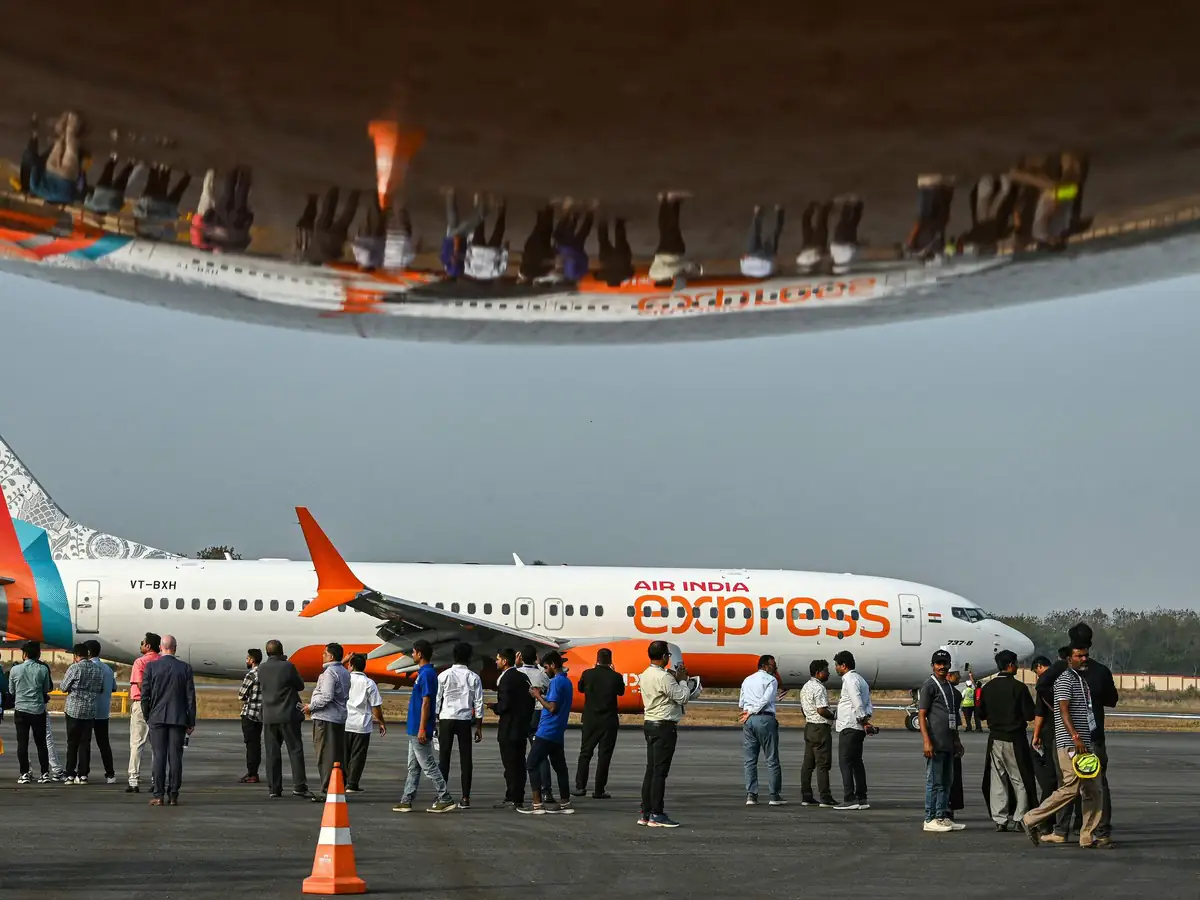 ट से निकला धुआं, लखनऊ में की आपातकालीन लैंडिंग